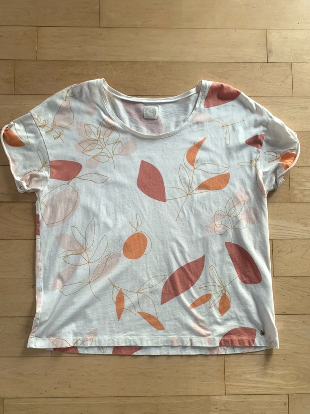 🇫🇷 Cream Short-Sleeve Tee with Rust Floral and Peach Motif - Picture 9 of 11